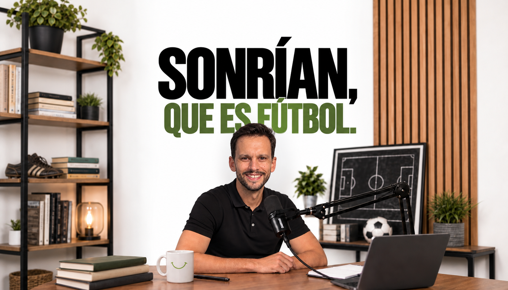 Dani Abanda en su estudio, bajo el nombre SONRÍAN, QUE ES FÚTBOL